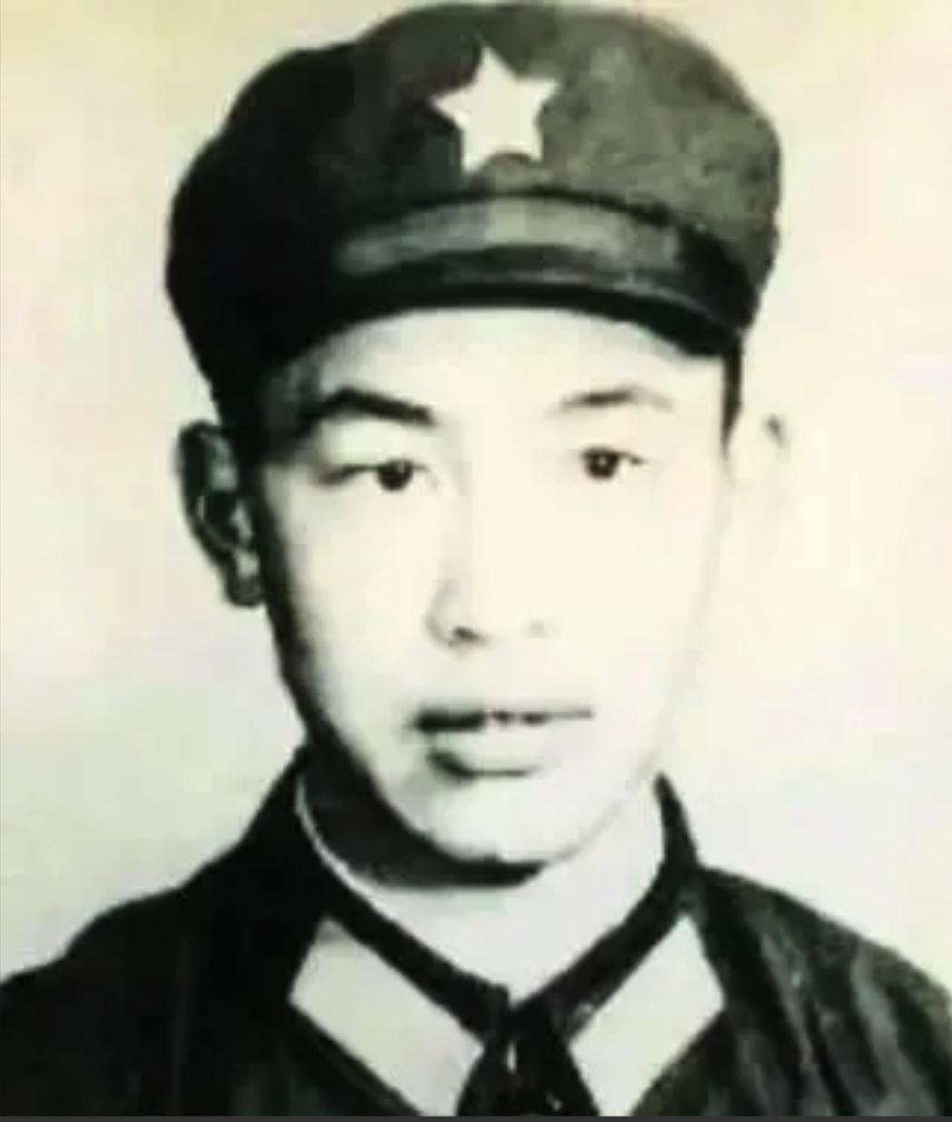 1985年，一名战士整理战友遗物，拆开布料，发现一张纸条，打开一看，上面13字：