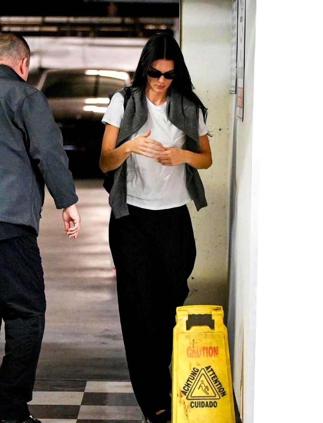 肯豆和玛丽·凯特一起吃寿司了。没拍照，没发帖，但全网都懂。一个穿TheRo