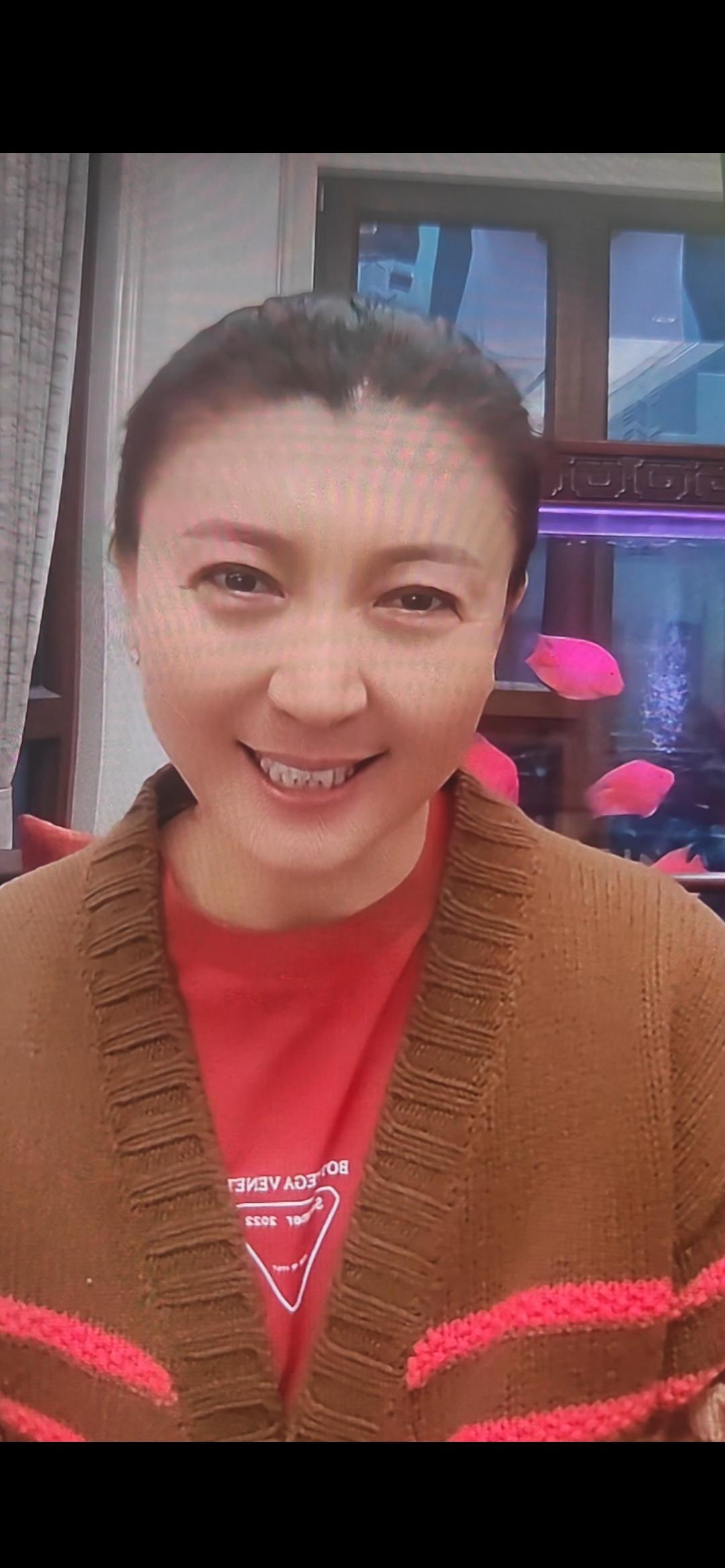 闫学晶的拜年视频，让人后背发凉。不是祝福语有问题。她一字不差，马年吉祥，阖家