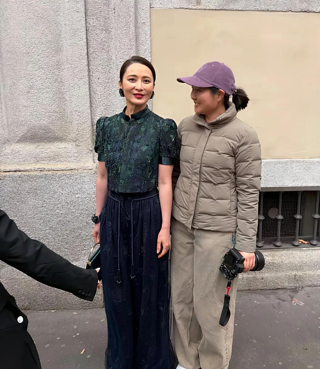 50岁蒋勤勤海外路人抓拍太惊艳！米兰街头偶遇蒋勤勤，一身暗纹新中式套装雅致