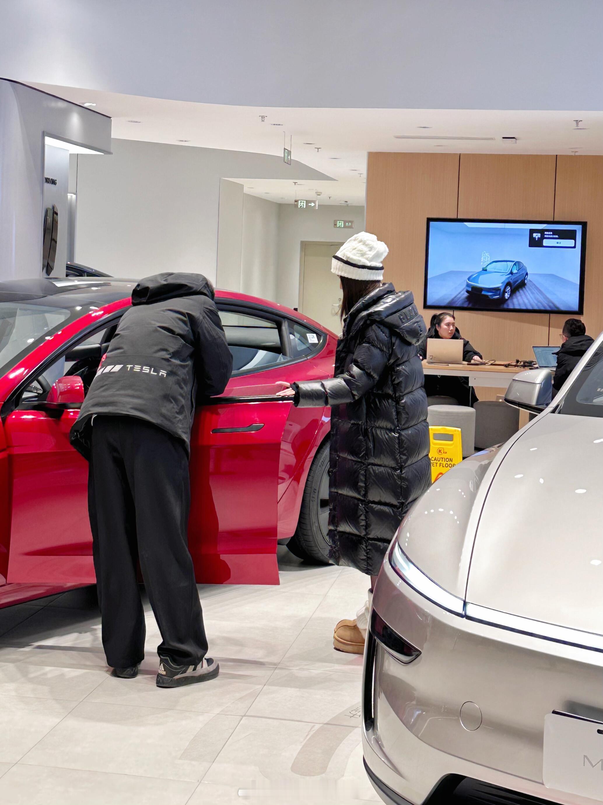 Vocal！挖到宝藏羽绒服了！特斯拉门口看到两个小姐姐穿的黑金款也太可了，面料质