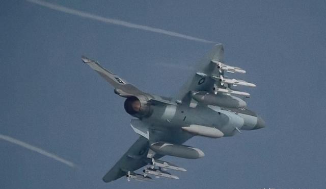 巴基斯坦空军这是把咱们的歼-10CE当成重型战斗机使用了，比如巴基斯坦空军就高