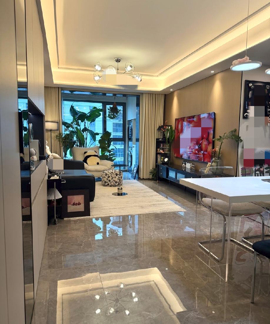 一对小夫妻在河南老家做服装电商，勤恳打拼，一年收入能达到四五十万。孩子出生之后
