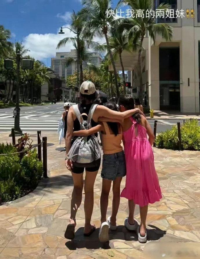 贾静雯女儿身高快超过妈妈贾静雯全家夏威夷度假夏威夷度假中的贾静雯晒出与咘咘、波