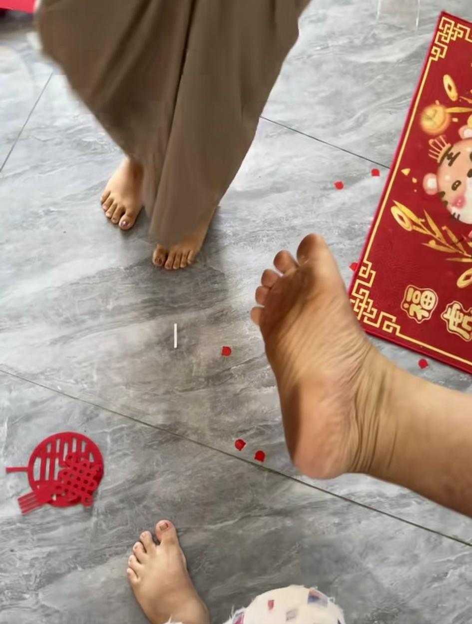 去朋友家做客，她特别爱干净，坚持要脱了鞋才能进房间。我这人向来粗枝大叶，没把这事