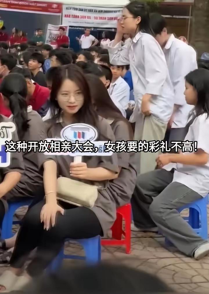 中越边境的通关口岸，现场被前来寻缘的越南年轻姑娘挤得满满当当。不少人手持相亲标牌