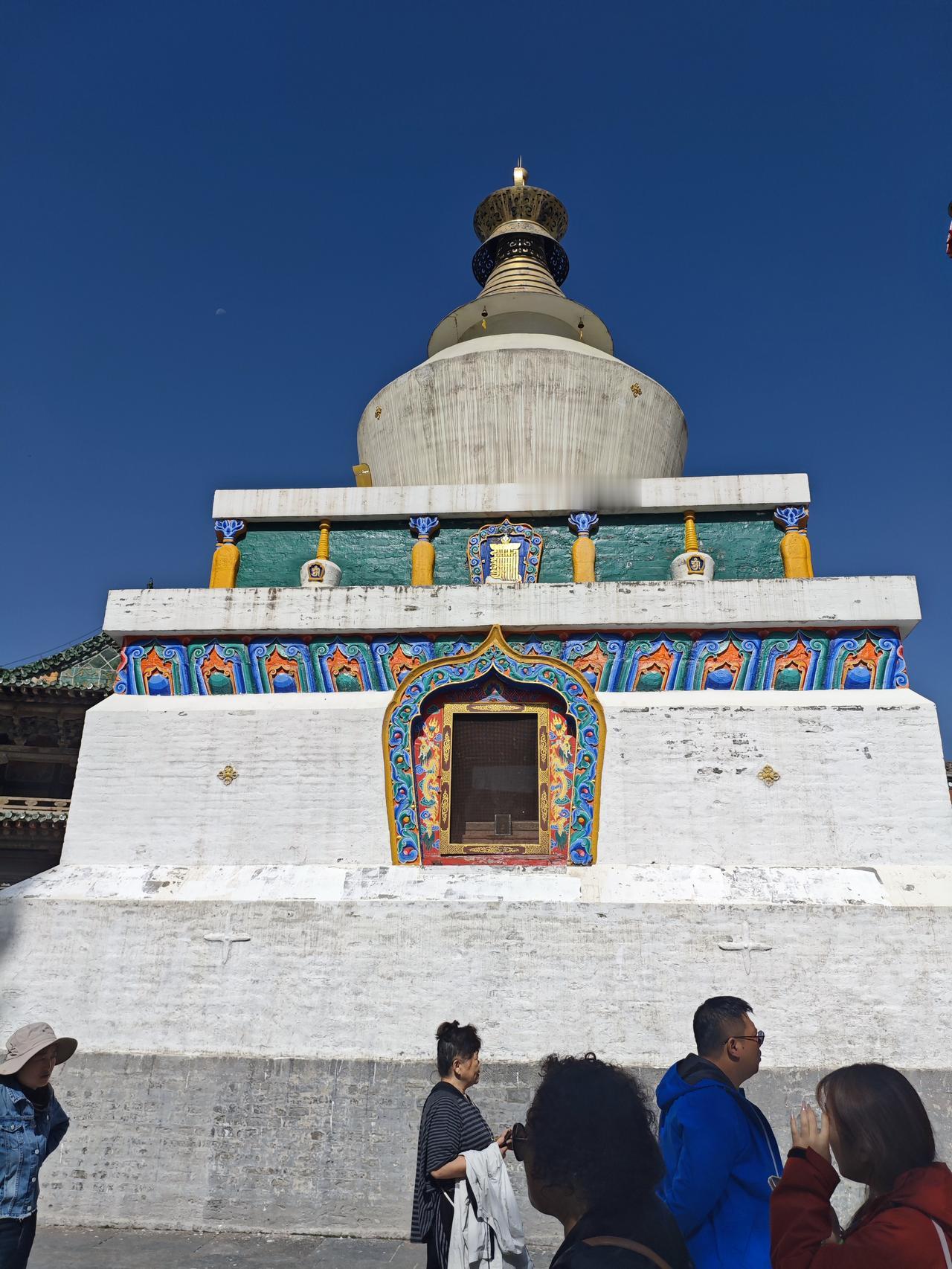 塔尔寺逛了一圈，据说是藏传佛教的圣地，门票70，还挺贵[笑着哭]