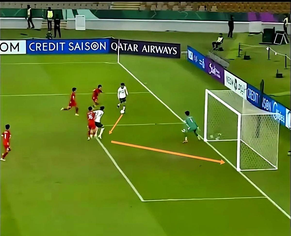 王玉栋这一脚，简直能把人肺气炸！球稳稳滚到他脚下，妥妥的黄金机会啊！右路队友