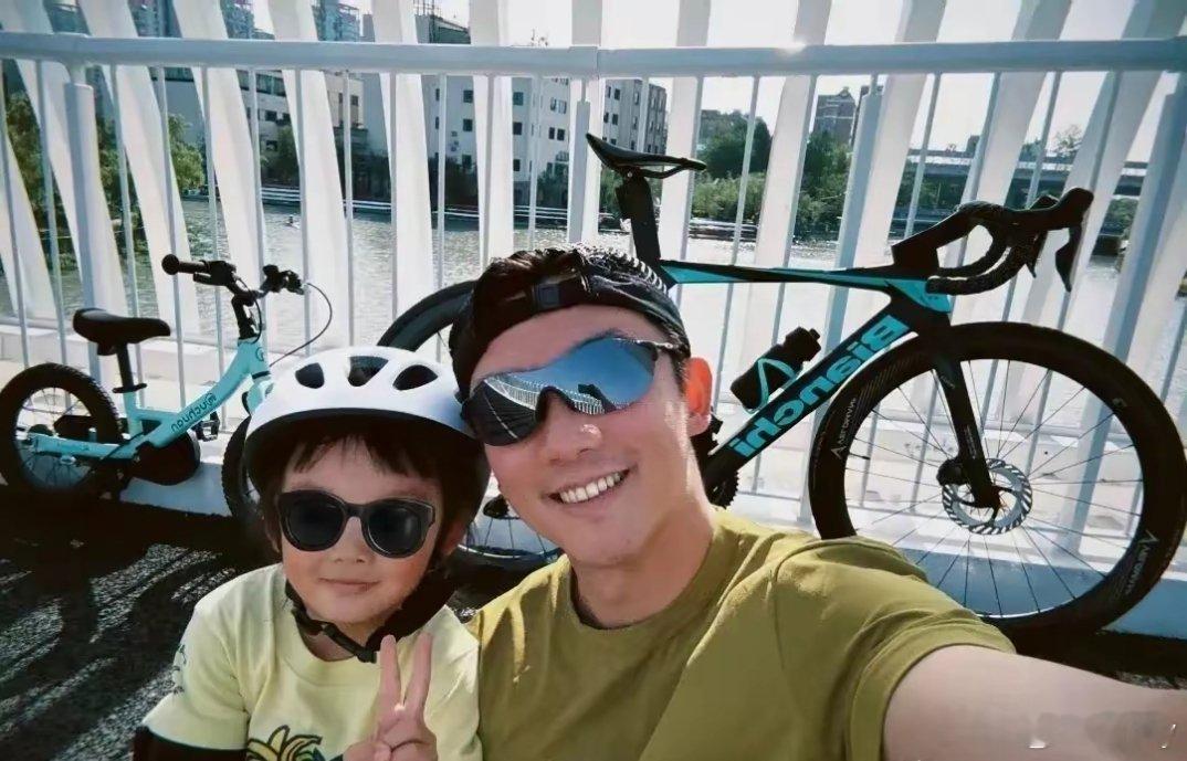郑恺带三岁儿子骑行，父子正脸神似，苗苗勤快在家侍弄六块小菜地​​​