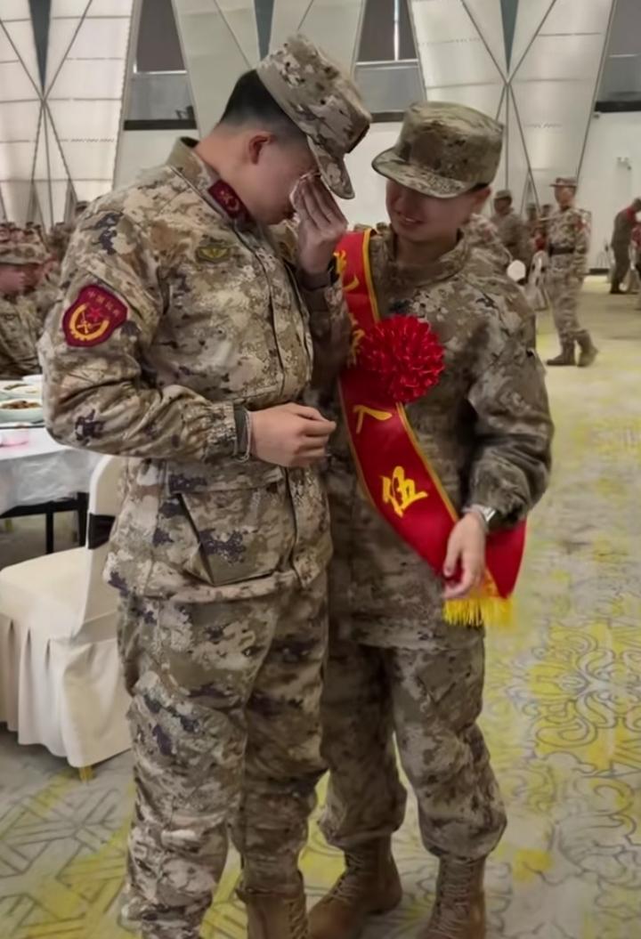 四川绵阳这对情侣真的看哭全网！3月19日，退役军人男友含泪送女友参军入伍，紧紧