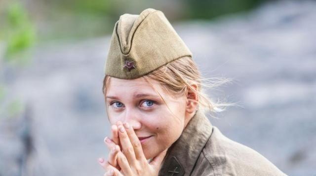 1945年，一个苏联女兵看到一个日本战俘英俊潇洒，她悄悄对男人说：“如果你答应和