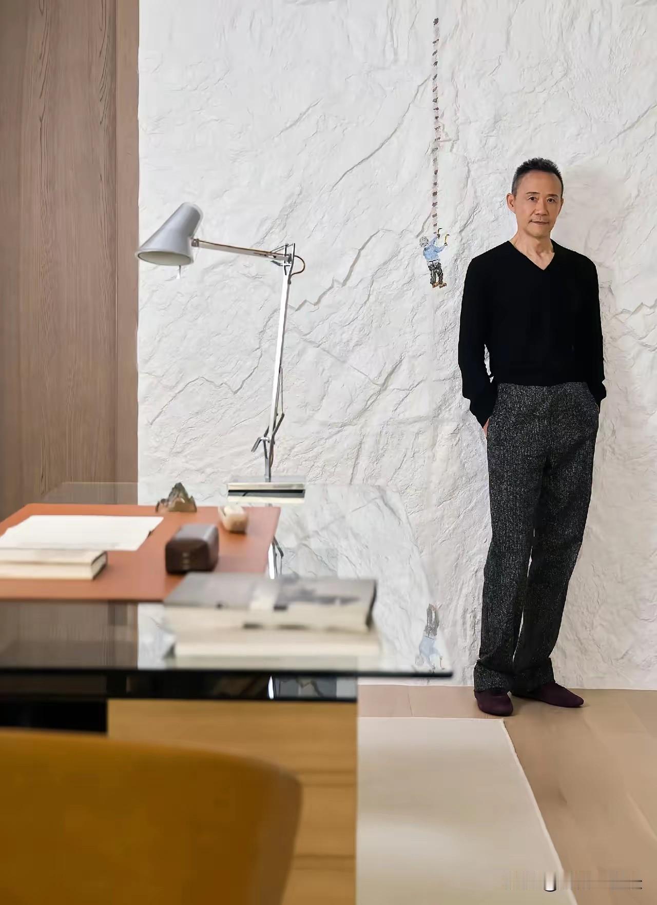 王石居然在小娇妻面前装嫩，走模特猫步！这模特衣服一穿，确实显年轻。为了讨红颜一笑