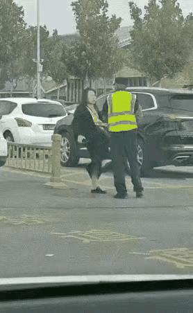 女司机和停车场的保安发生肢体冲突，男女明显力量悬殊。奇怪的是很多路人经过，大家好