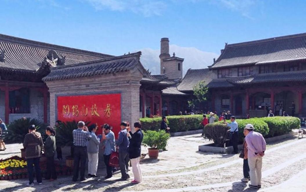 1992年，阎锡山的小儿子回到山西忻州，在老宅门口老泪纵横，然而就在他抬脚准备回