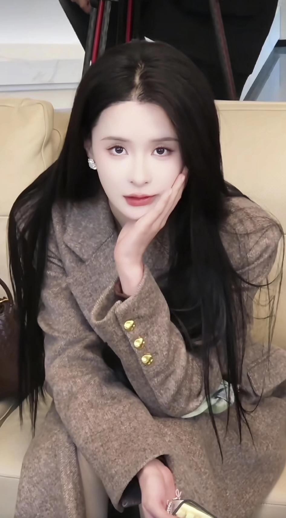 12小时前她还在练古筝指法。24小时后粉丝发现红毯名单没有她。签约前每月稳定