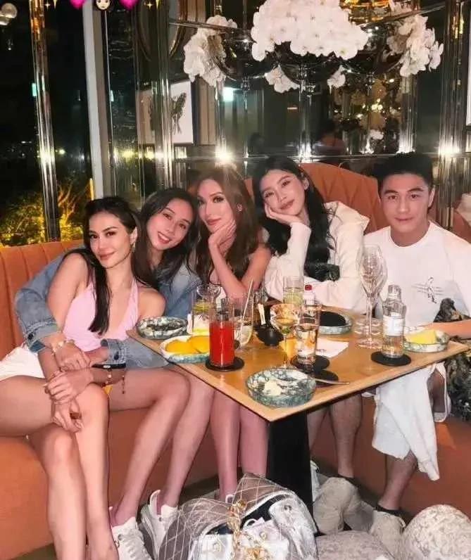 何猷君果然是最在乎家人的人，何鸿燊那么多后辈，只有何猷君能把姐妹们联系在一起。