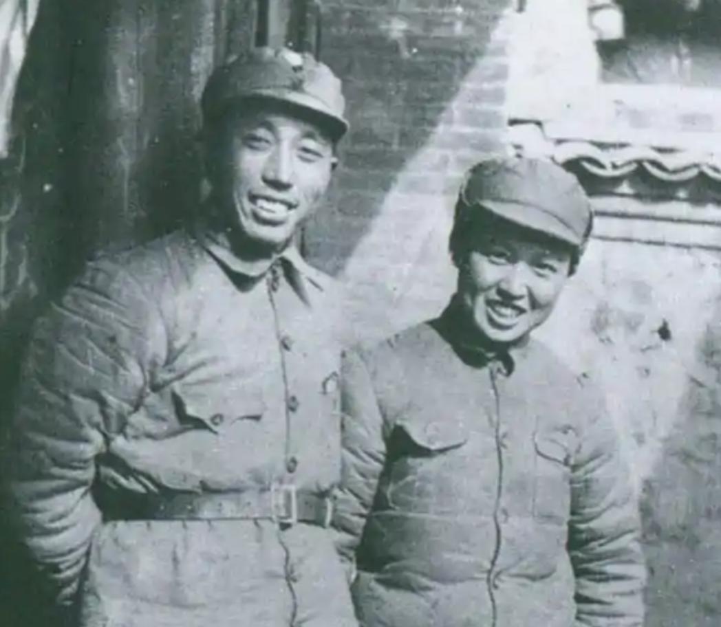 1937年，王震到师部开会，与贺龙身后的女同志握手时，周围突然发出一阵掌声，王震