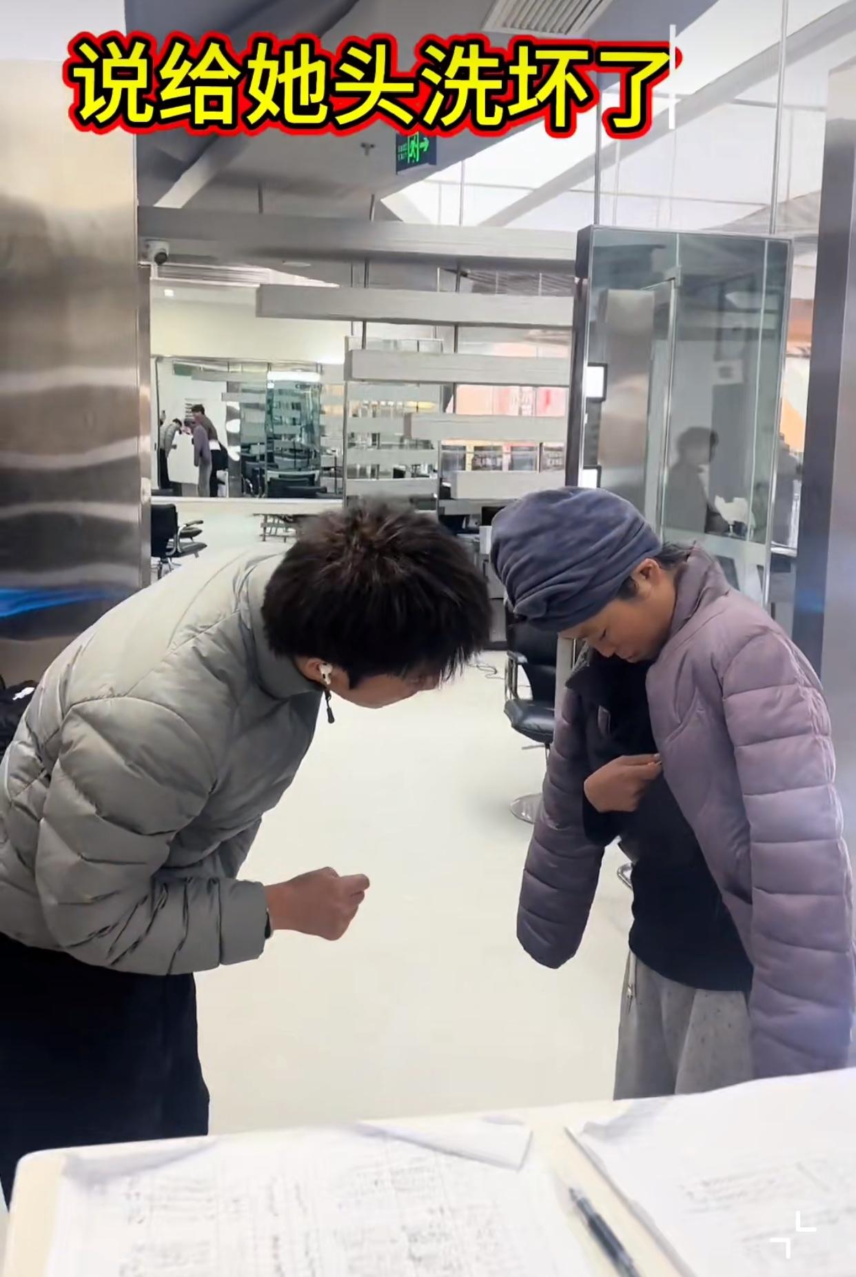 近日，一位女子在河南郑州的一家理发店内洗头，头发刚打湿，这名女子就说把她头发洗坏