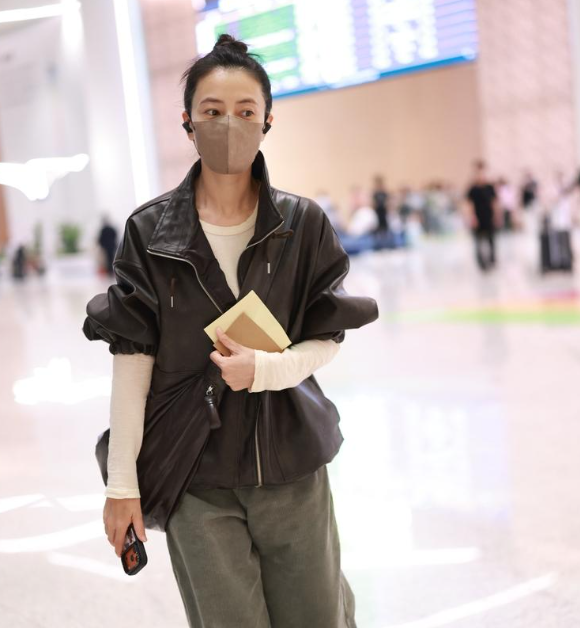 最近高圆圆现身广州机场她这次搭配的很有潮流时尚感，整体效果很出众。她里面穿白