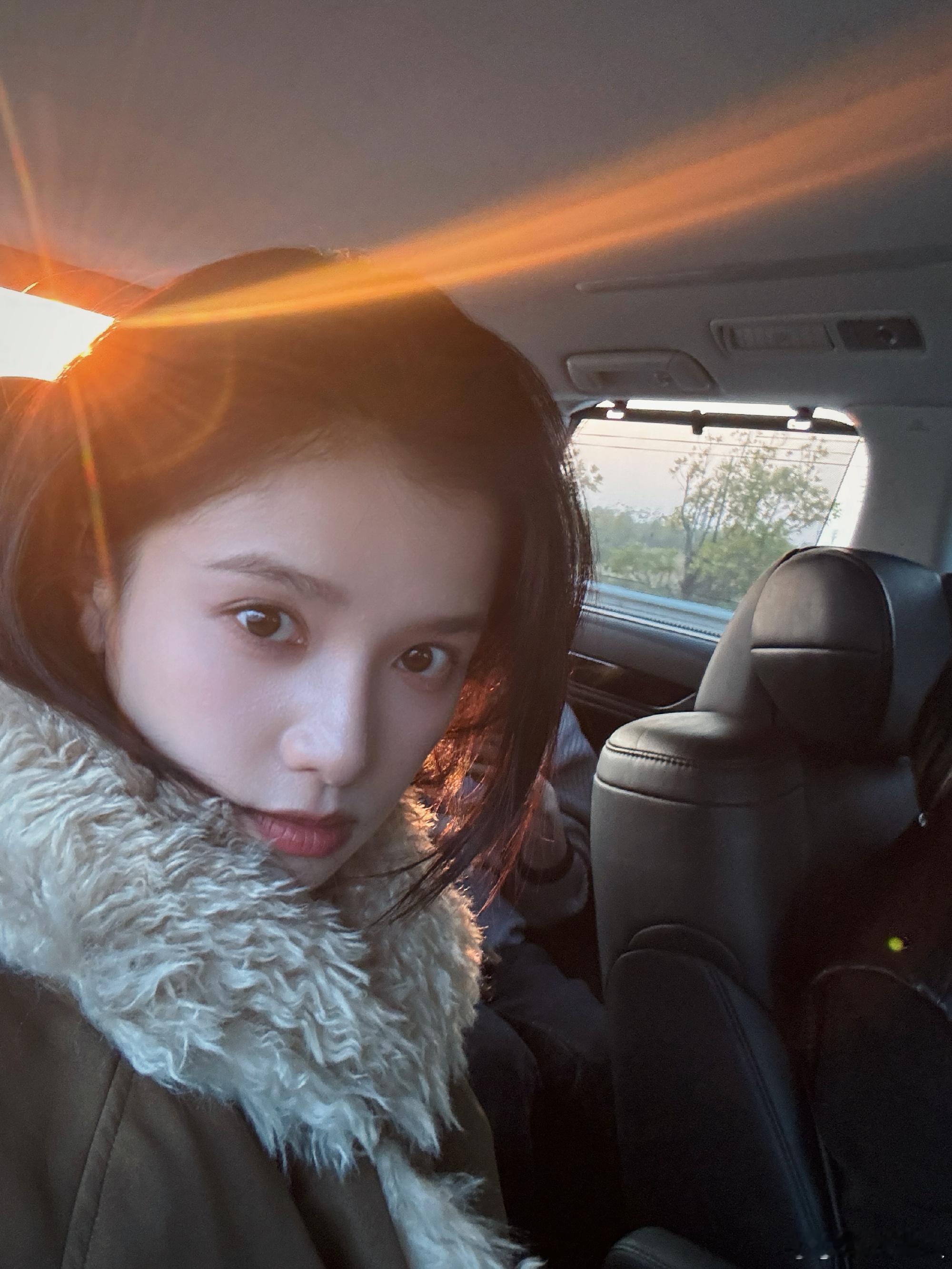 张婧仪三奢女帝分享了三张自拍🤳