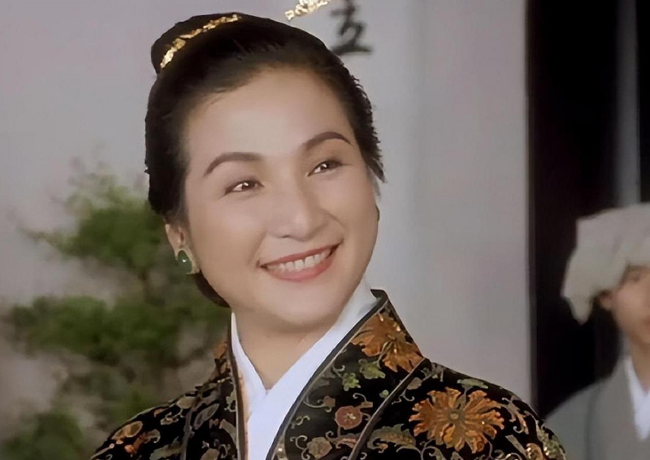 1971年，离了婚的亦舒，插足闺蜜郑佩佩和男友岳华间，郑佩佩一气之下去美国，嫁给