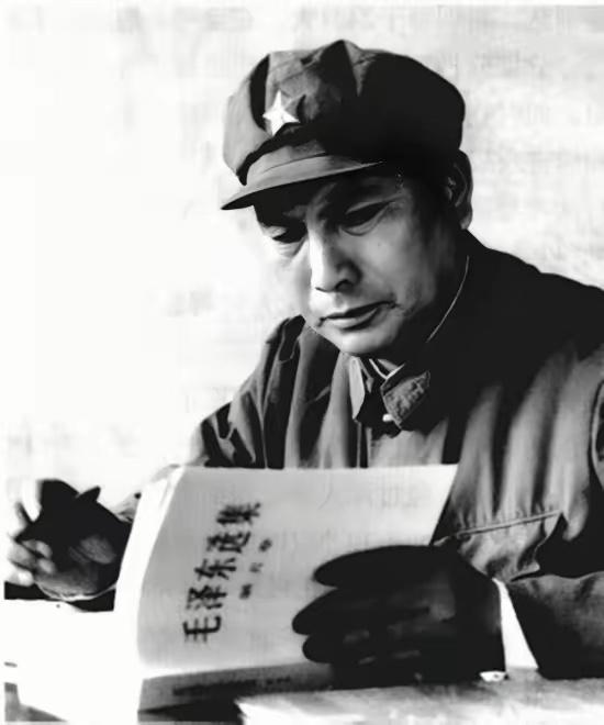 1976年毛主席逝世，张万年将军的一番话，道尽了老一辈革命者对领袖的赤诚与感恩！