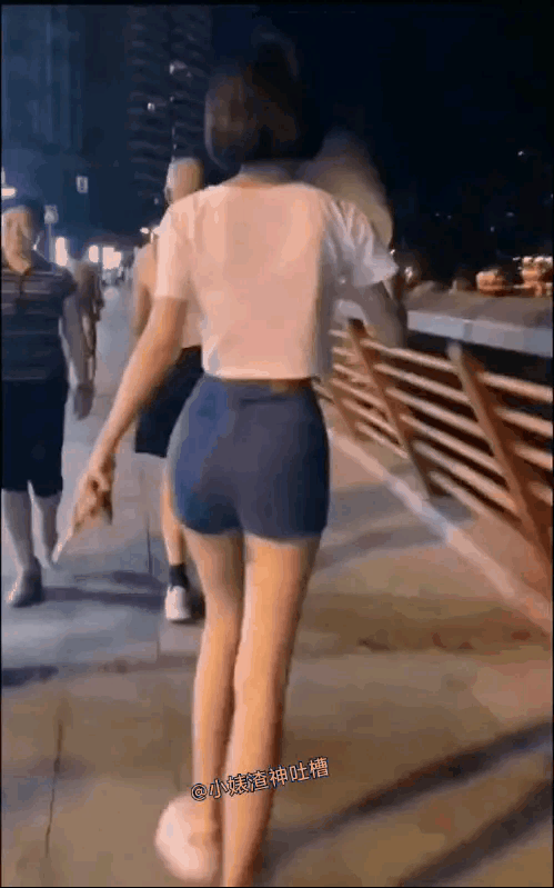 小姑娘学得还有模有样的