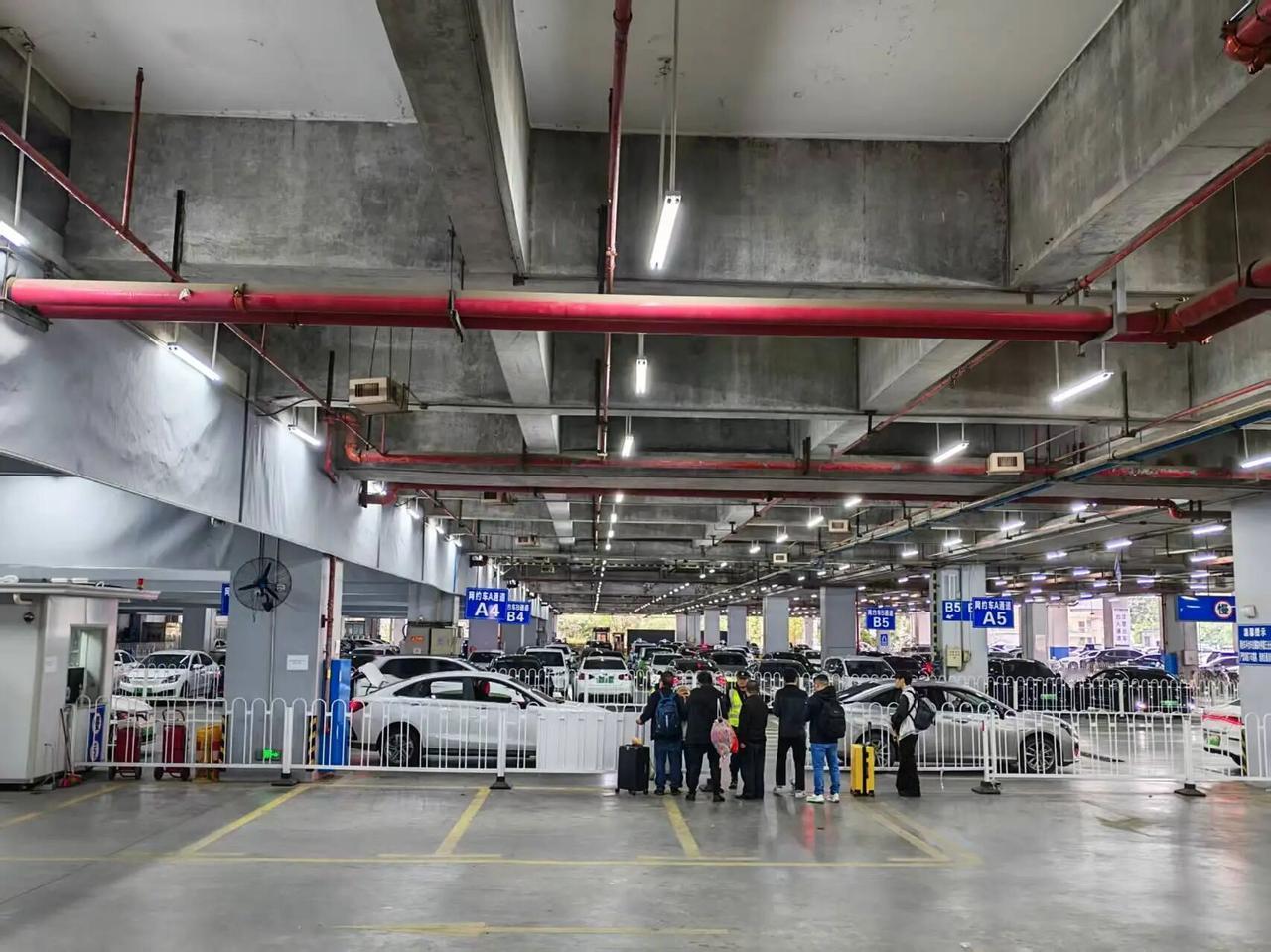 经常往返长沙南站的朋友，终于不用再为和网约车司机“隔空喊话找位置”发愁了！近期，