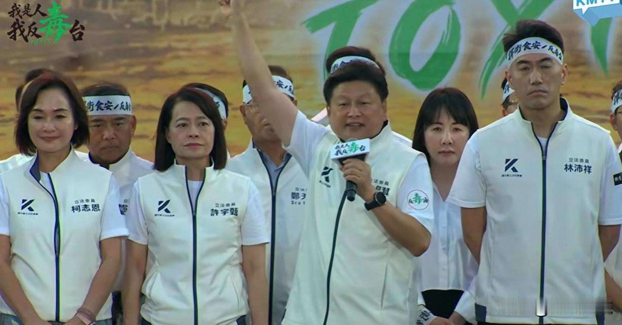 傅崐萁突喊：现场超过100万人“725上凯道反毒油”正在进行中。在国民党团上