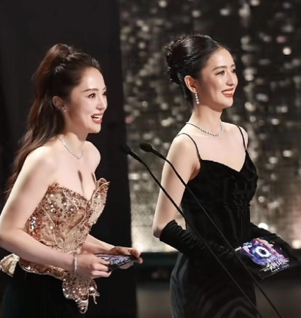 董璇和佟丽娅，真是把东方女性的美展现得淋漓尽致。她俩多次被说长得像双胞胎，感情也