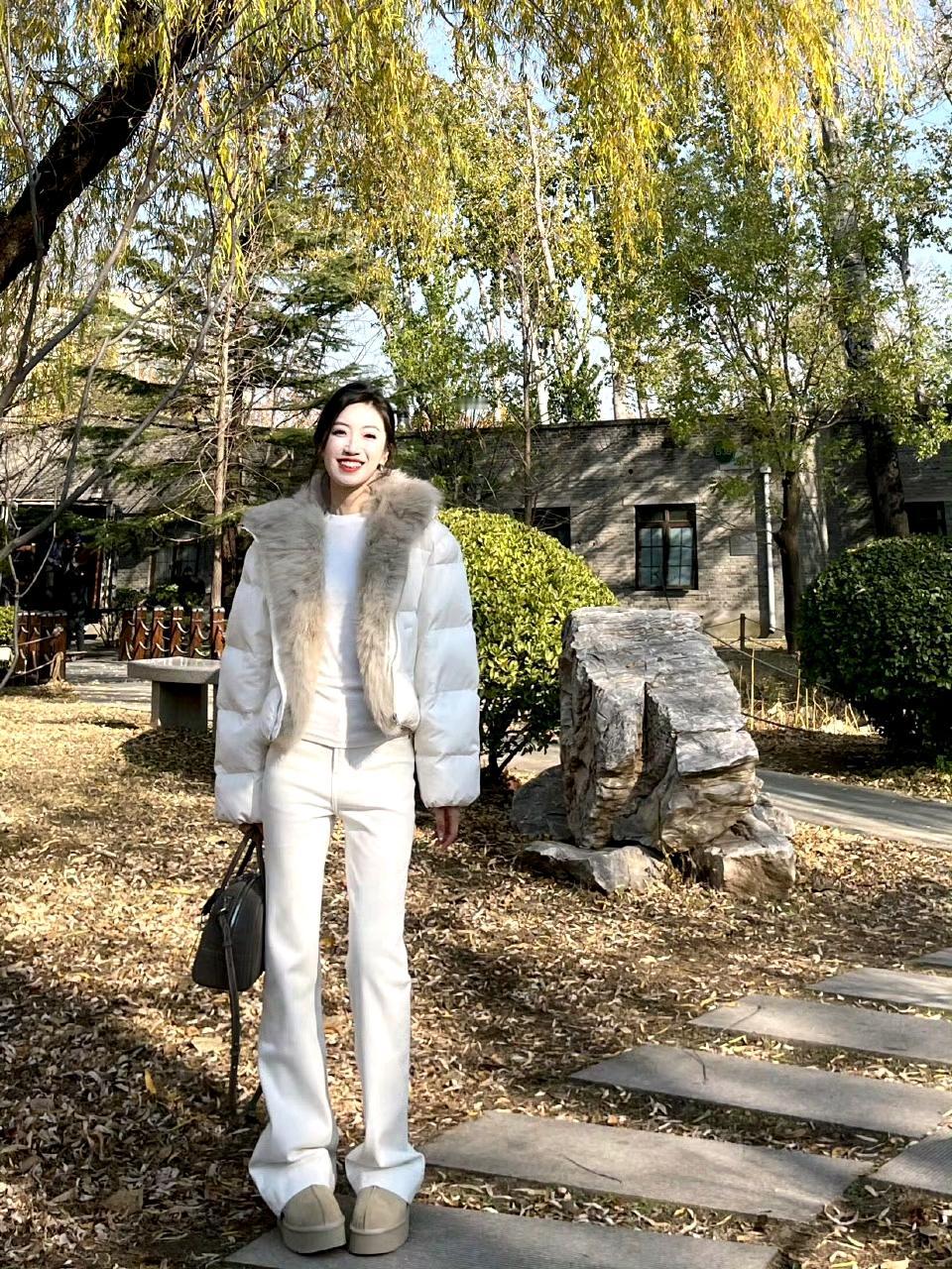 冬天穿白色羽绒服配牛仔裤，那真是温暖与时尚兼得！白色羽绒服看着就干净纯洁，在冬日