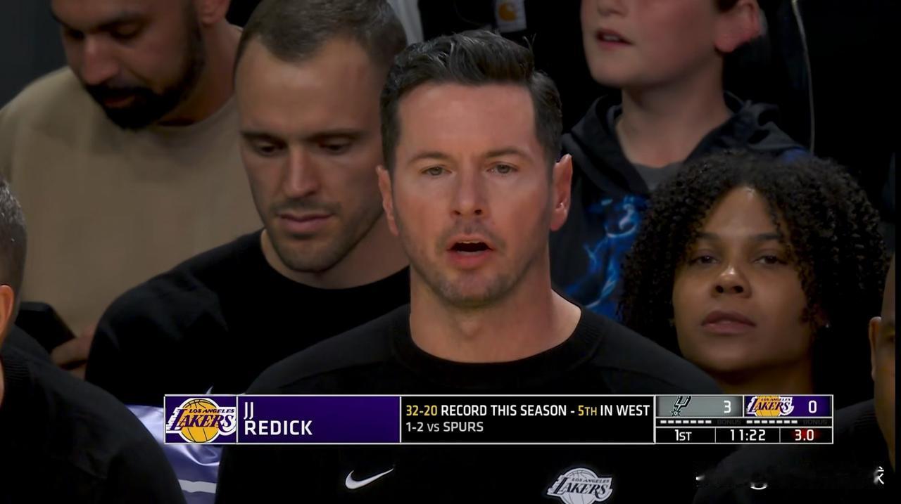 湖人主帅雷迪克真是怒火中烧！在今天湖人主场以108：136惨败于马刺的赛后采访中