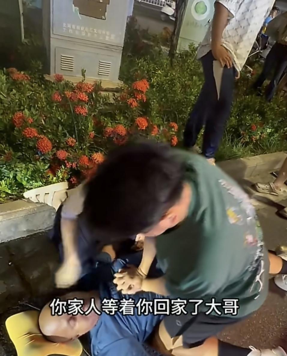 1978年，知青王鲁明调到中学当老师，批改学生作业时，忽然看到作业本中夹着一张纸