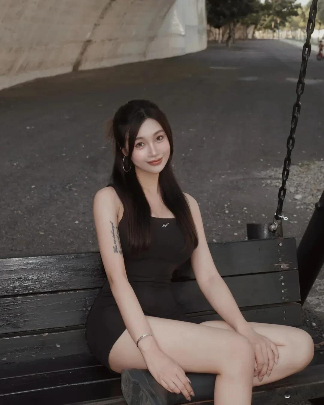 秋千摇曳，笑语盈盈。