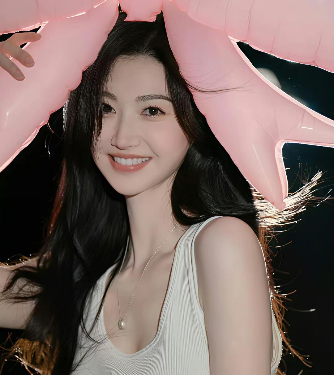 这居然是景甜，这个照片修的，几乎都认不出来了。