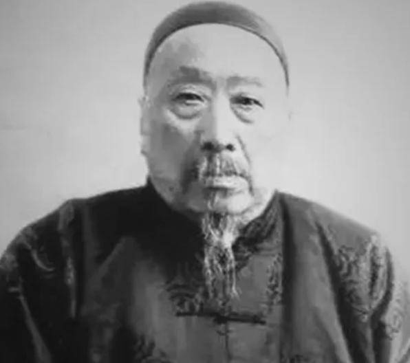 1892年的一天，山东有名的大户潘守廉走过济州的一条小巷时，看见路边有一个卖煎饼