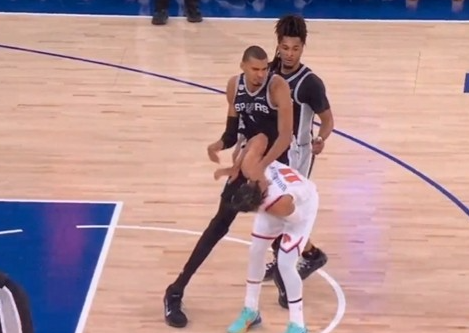 这是发生在今天正在进行的NBA总决赛G3的一幕，文班压着布伦森后脑勺，一掌将其推