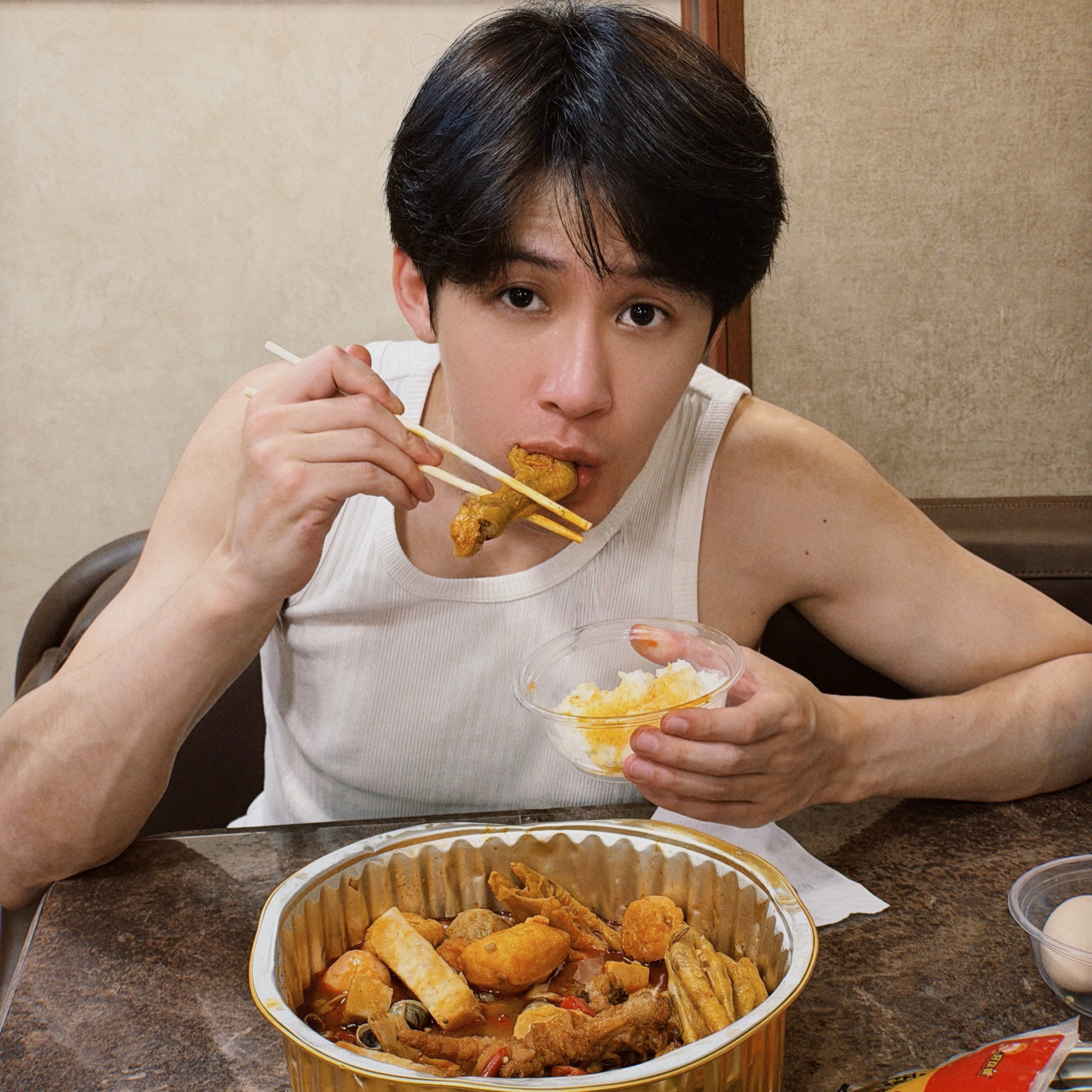 我流泪了我要摸摸我要啃啃为什么摸不到啃不到不是说是触摸屏吗？我要摸摸青筋啃啃大膀