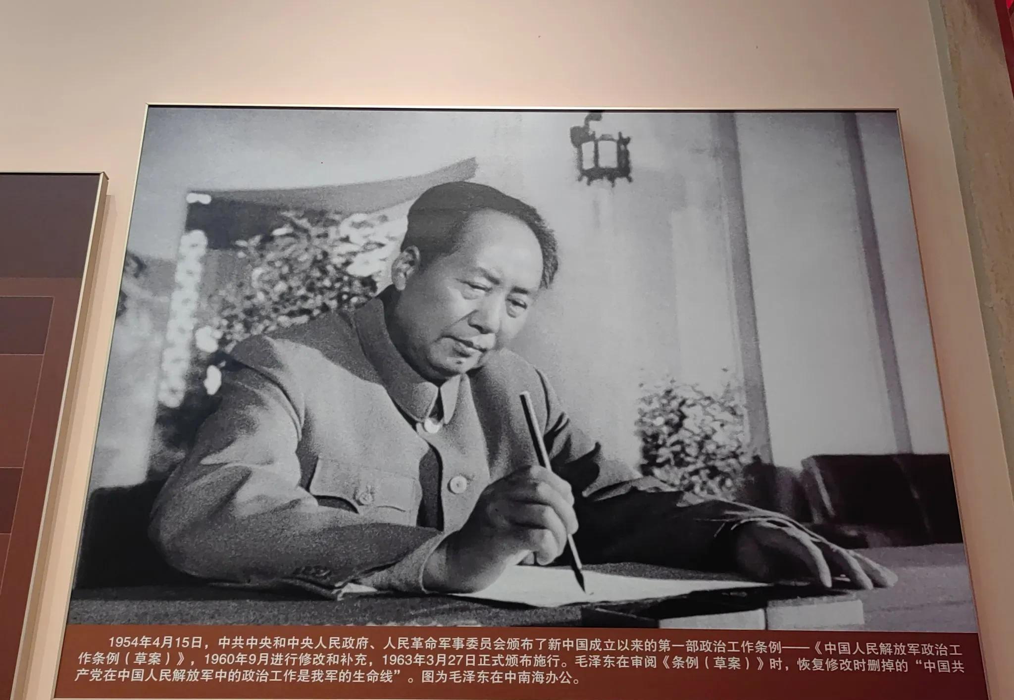 伟人十次改变中国命运！这并非偶然，而是基于其一系列关键决策的累积效应。