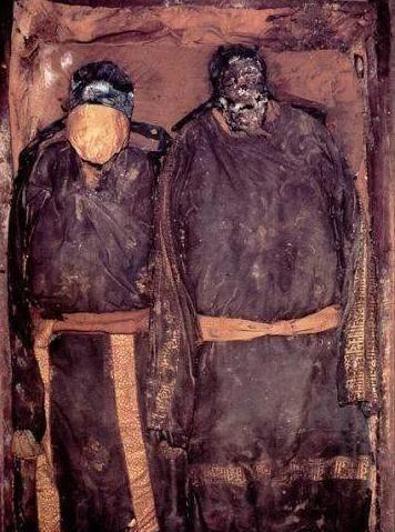 1988年5月哈尔滨挖出了一座850年前的金代古墓，一口棺木里躺着两具遗骸，女