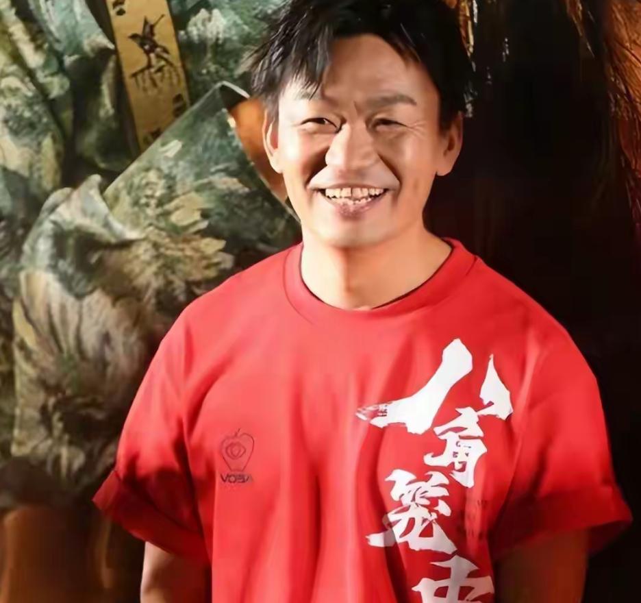 王宝强再携女友露面，俩人身高差明显，一个人高马大一个像小娇夫娱乐明星