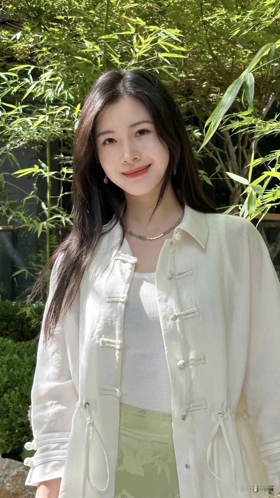 美图欣赏，看图写诗《竹荫清晓》七言绝句：竹影松风绕画廊，白衫轻曳染