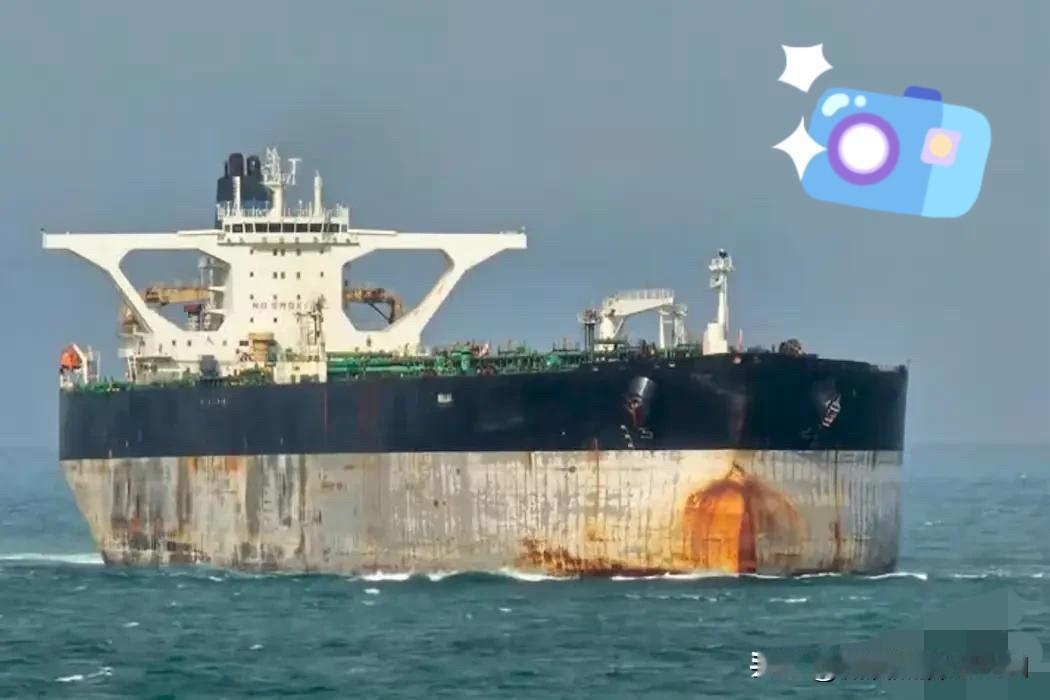 美军这下尴尬了！在美军手底下逃跑的第三艘油轮，途中竟然挂上了俄罗斯国旗。这