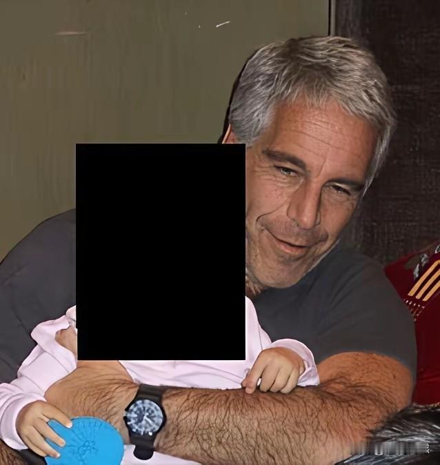 在第一张照片中，爱泼斯坦怀里抱的应该是一个孩子，孩子稚嫩的小手与爱泼斯坦粗壮胳膊