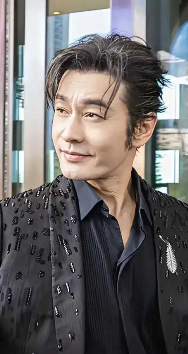黄晓明这几年老得真快呀！川字纹和抬头纹很重，脸都耷拉下来了，脖子上全是褶子。皱巴