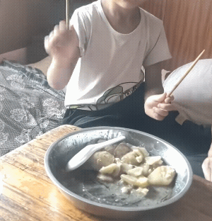小孩子叛逆，家长表示没有办法。视频中可以清晰的看到，小孩手里一手握着一只筷子，然