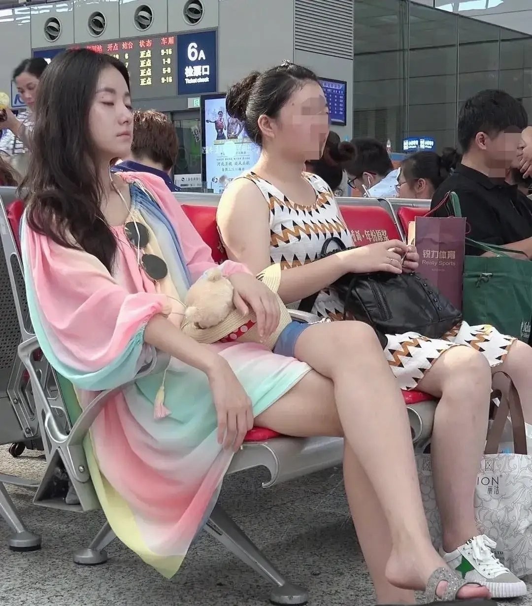 人怎么会长得这么好看？素颜，拖鞋，松弛感拉满，感觉她披个麻袋都好看。