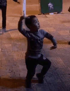 王铎：看孩子的跳舞大妈