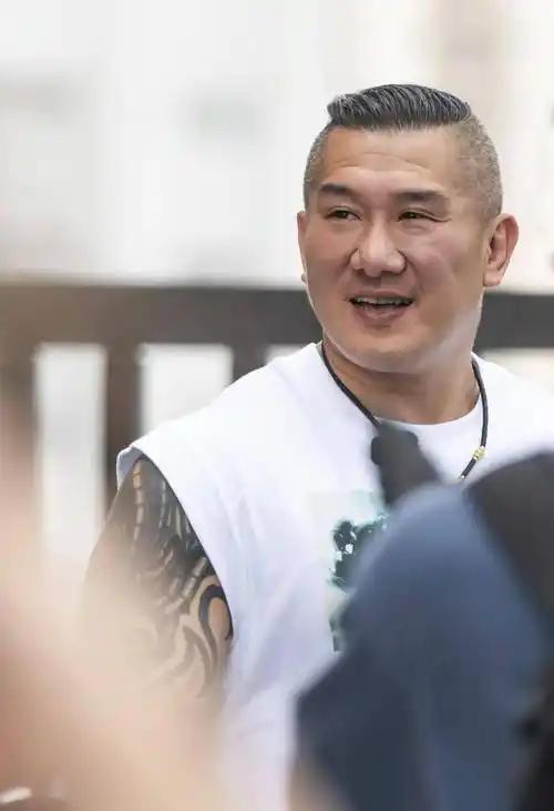 台湾网红“馆长”在直播中直接表态：今后不再组织赴大陆的自由行活动了。每次跑大
