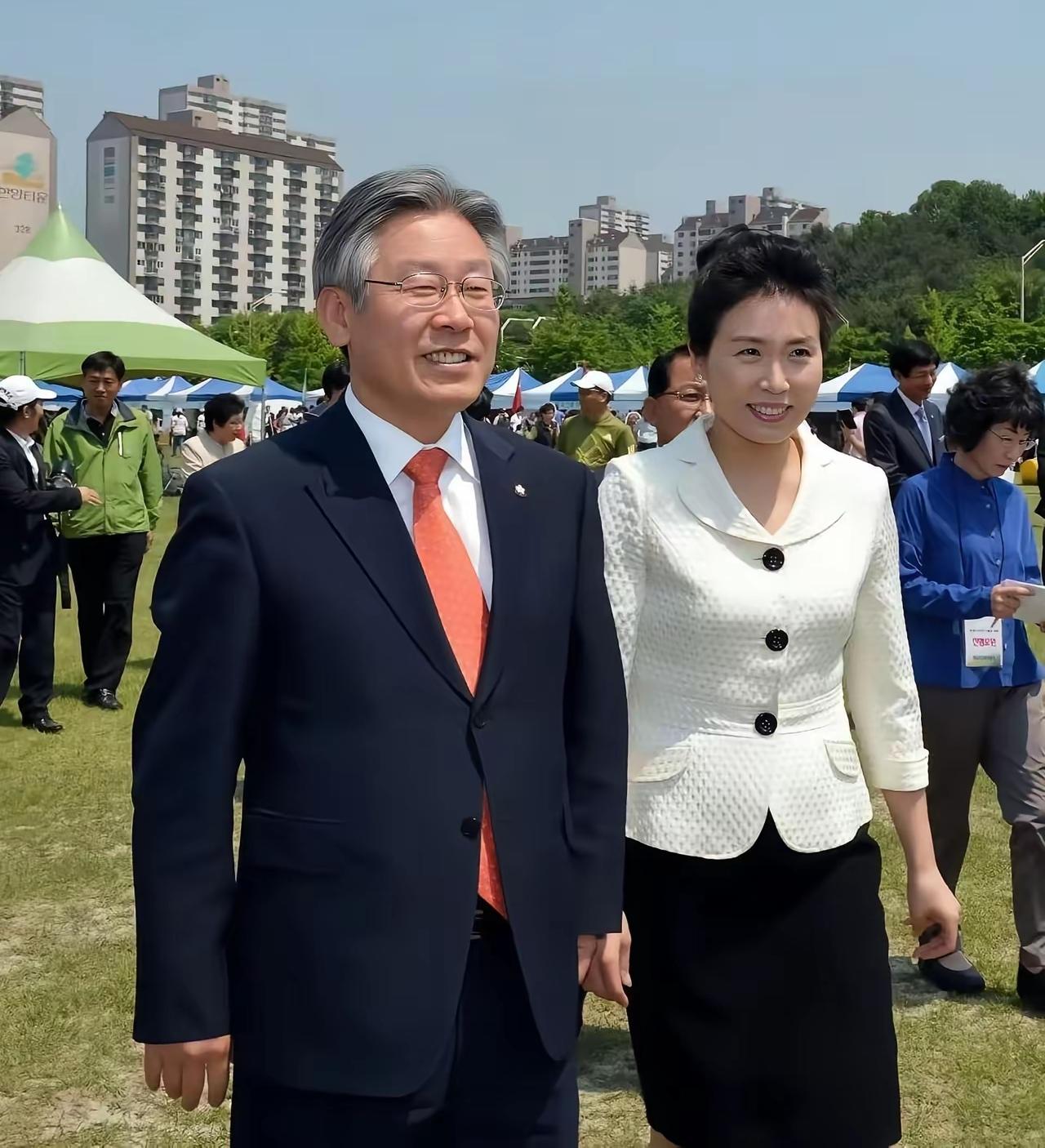 “耐饿”总统的日子，也“难过”了呀！上任一年多，青瓦台的李在明，每天都很活跃，